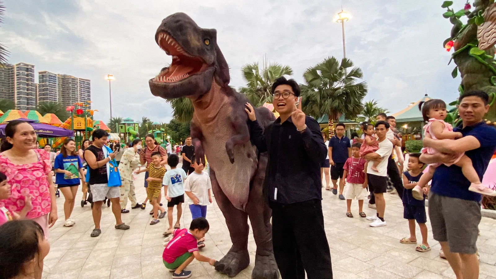 ONVO Lab's "Vegetarian T-rex" Stirs Up Children's Day Festivities at VinWonders Grand Park