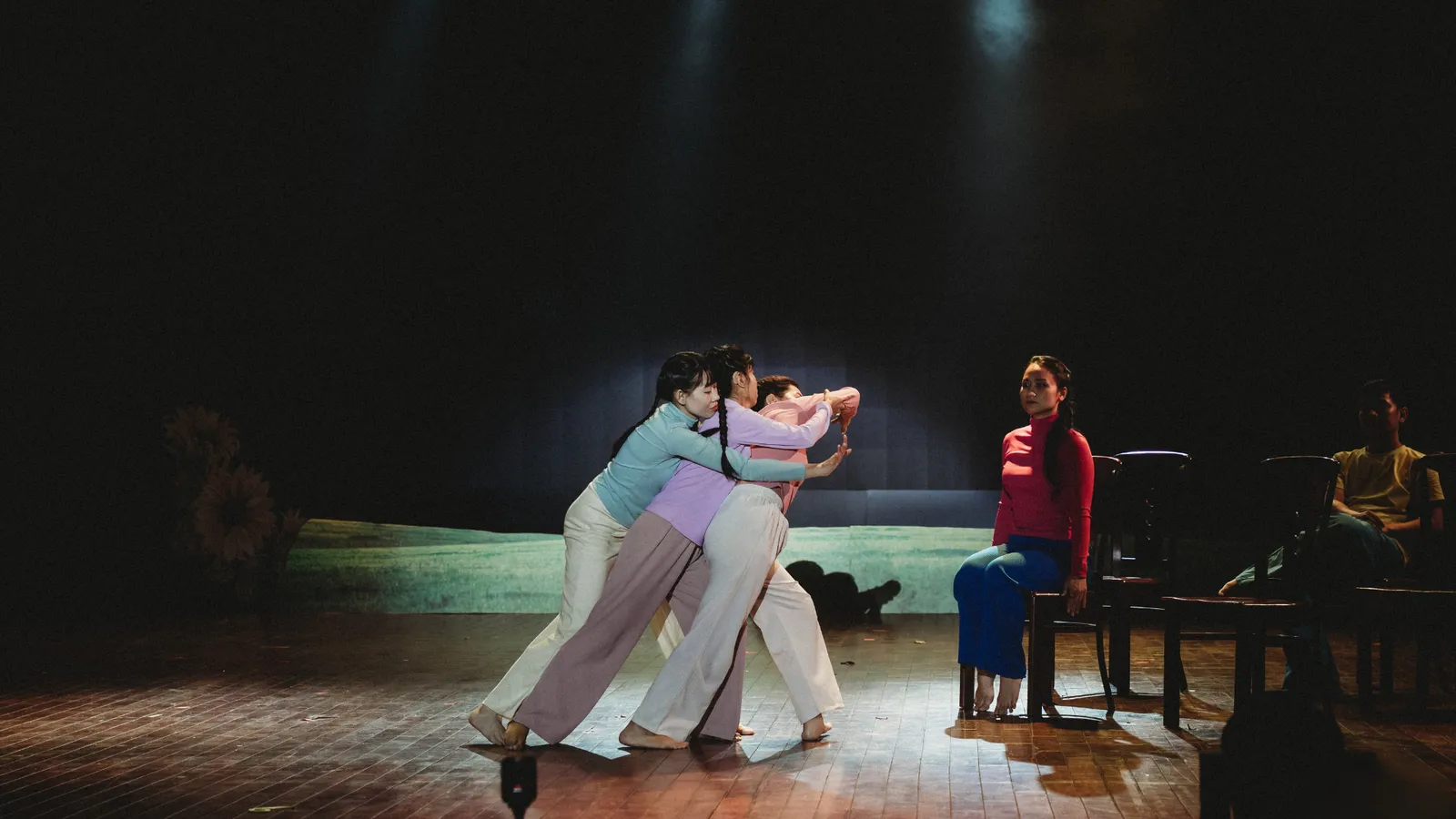 The performance by the "Lắng Nghe Điểm Chạm" dance group