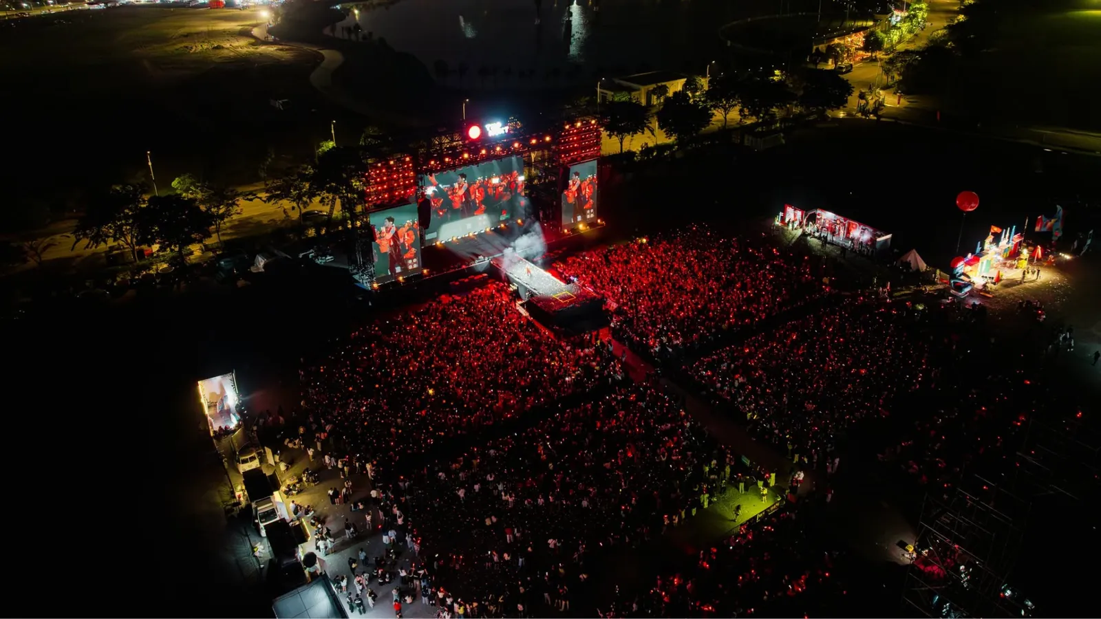 Thousands of audience members exploding at the Ho Chi Minh City stage