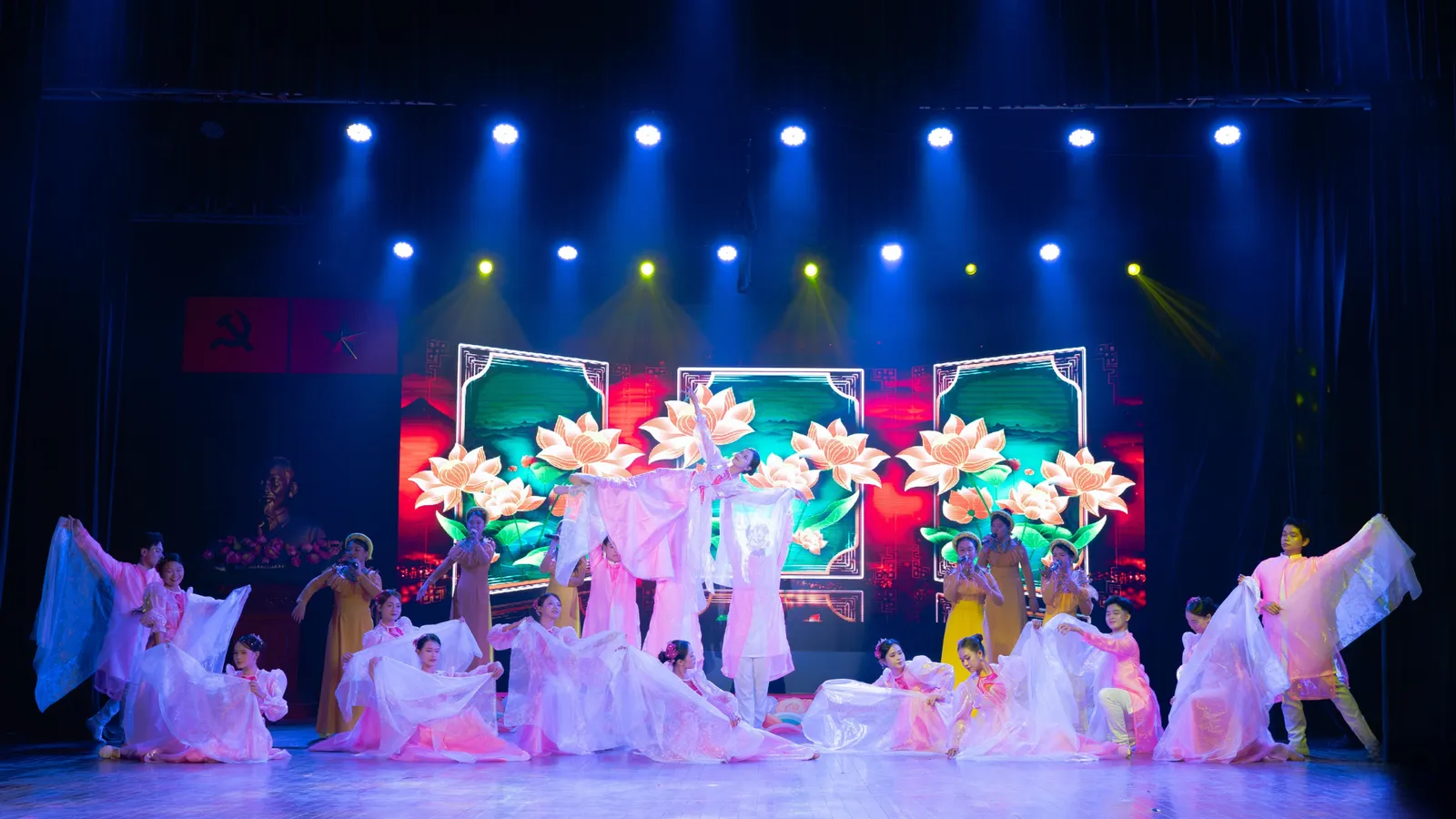The performance "Dáng Em Lụa Là" by students of the Ho Chi Minh City University of Culture